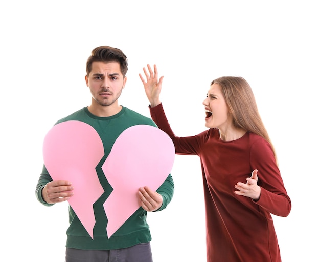 Jovem casal com metades de coração partido em fundo branco Problemas de relacionamento