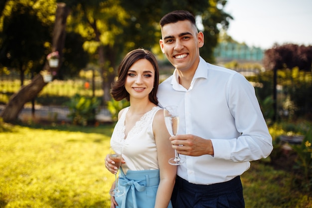 Jovem casal com óculos nas mãos na festa de casamento.