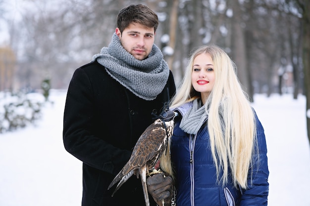 Jovem casal com um falcão