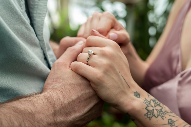 Foto jovem casal comemorando noivado