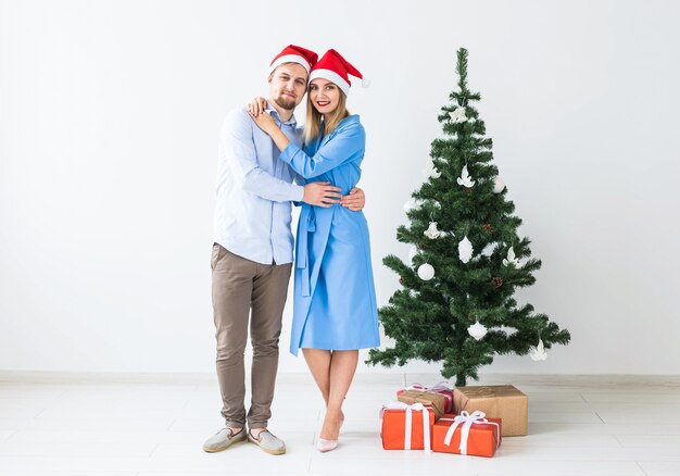 Jovem casal comemorando o Natal em casa