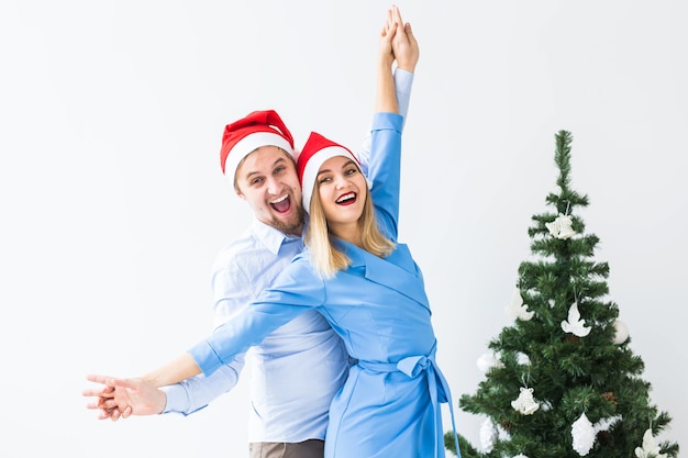 Jovem casal comemorando o Natal em casa