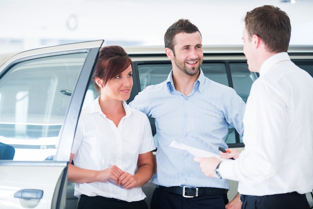 Jovem casal comprando automóvel