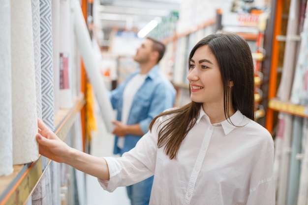 Jovem casal comprando revestimento de parede em loja de ferragens