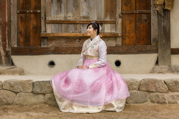 Foto jovem casal coreano em hanbok wolking no parque