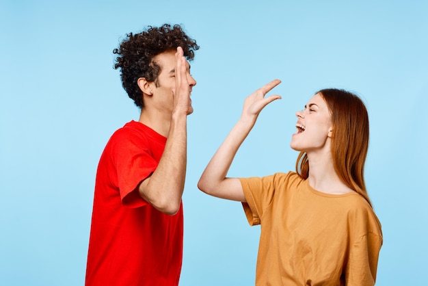 Jovem casal cortado vista comunicação emoções moderna foto de alta qualidade