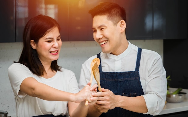 Jovem casal cozinhando