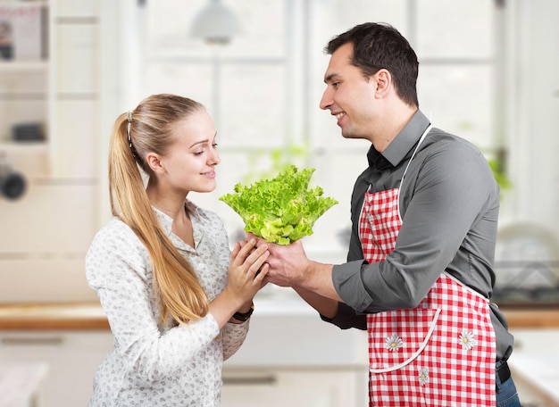 Jovem casal cozinhar juntos