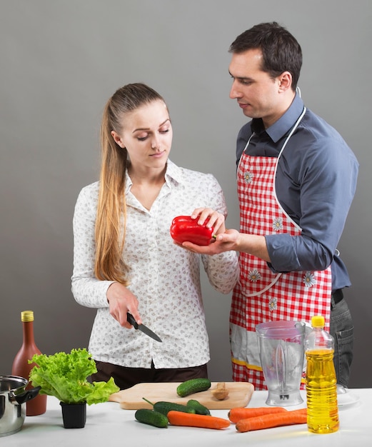 Jovem casal cozinhar juntos