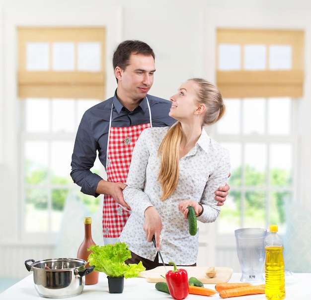 Jovem casal cozinhar juntos