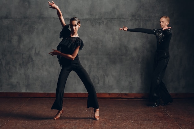 Jovem casal dançando na dança de salão cha cha cha.