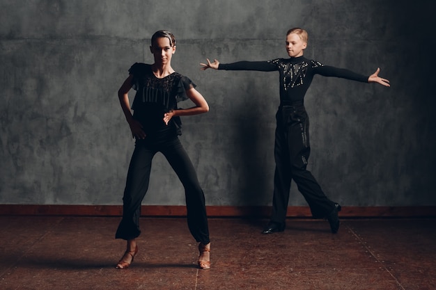 Jovem casal dançando na dança de salão cha cha cha.