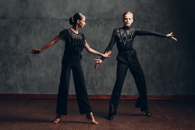 Jovem casal dançando na dança de salão cha cha cha.