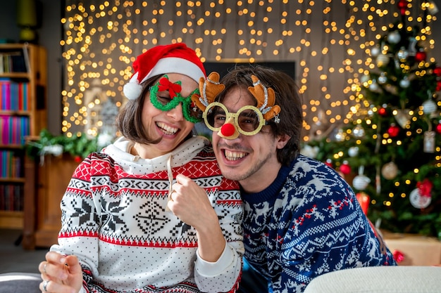 Foto jovem casal de amantes celebrando na noite santa do natal - conceito de atmosfera de natal