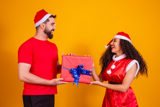 Jovem casal de amantes trocando presentes no Natal. Feliz Natal