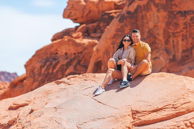 Foto jovem casal de caminhantes em caminhada em fire valley, no estado de nevada