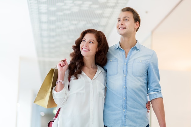 Jovem casal de compras e se divertindo juntos