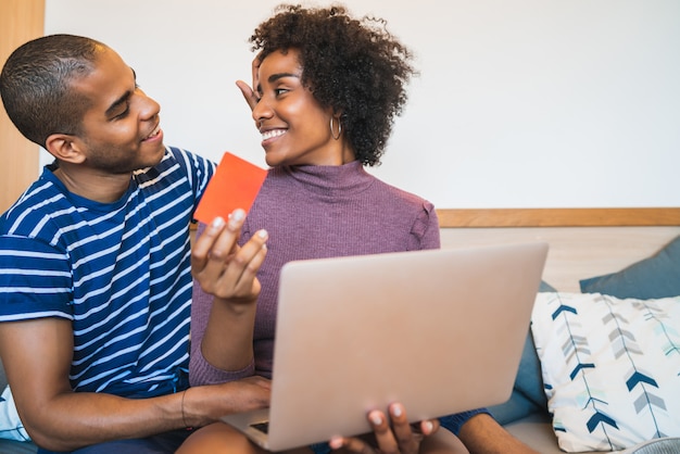 Jovem casal de compras on-line em casa.