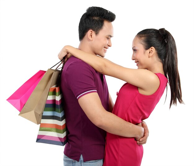 Jovem casal de compras