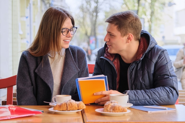 Jovem casal de estudantes estuda no café ao ar livre