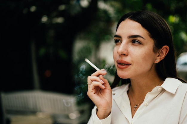 Foto jovem casal de homem e mulher fumando cigarro juntos