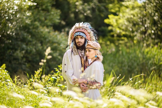 Jovem casal de índios americanos se abraçando