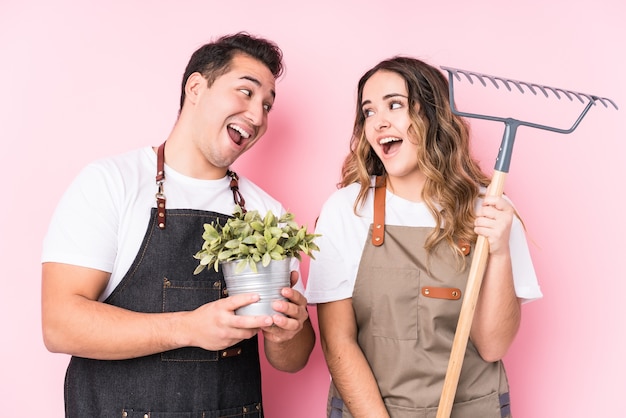 Jovem casal de jardineiros latinos apaixonados