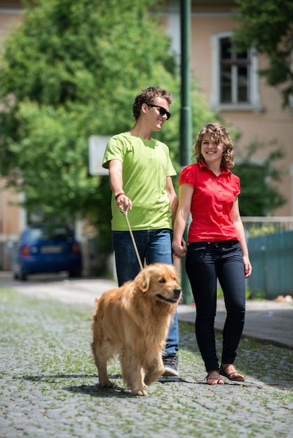 Jovem casal de mãos dadas