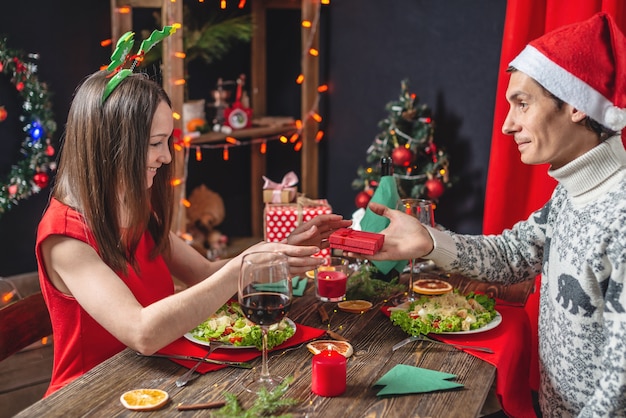 Foto jovem casal de namorados lindos passando um jantar festivo de natal