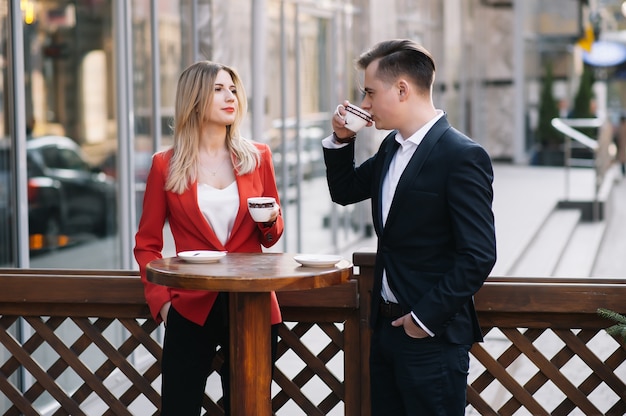 Jovem casal de negócios conversando durante uma pausa para o café