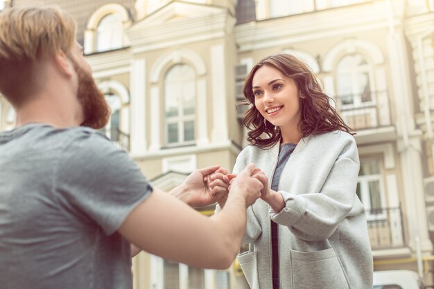 Jovem casal de turistas na cidade caminhando juntos nas férias