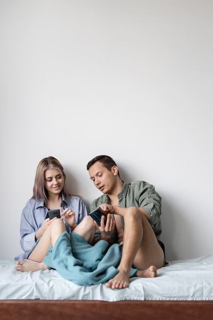 Jovem casal descansando na cama e relaxando