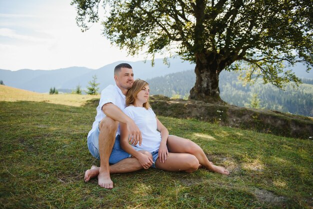 Jovem casal descansando nas montanhas