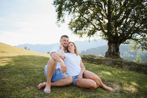 Jovem casal descansando nas montanhas