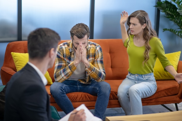 Jovem casal discutindo durante a terapia