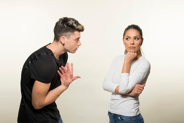 jovem casal discutindo isolado no fundo branco