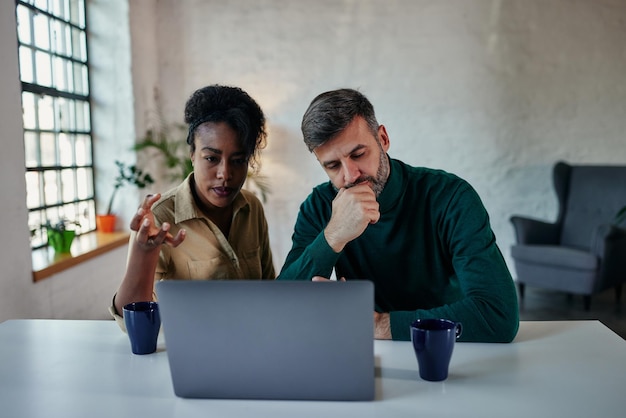 Jovem casal discutindo problemas com terapeuta online