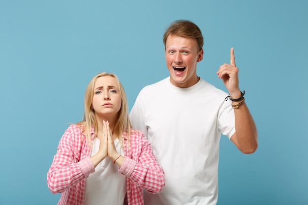 Jovem casal dois amigos, homem e mulher, em camisetas brancas rosa