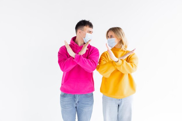 Jovem casal dois amigos homem mulher em branco design de impressão em branco camisetas máscara facial estéril