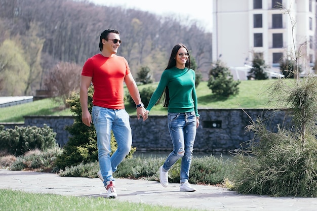 Jovem casal elegante no parque