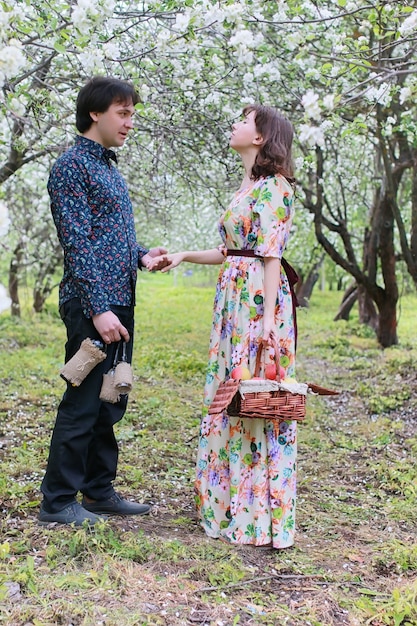 Jovem casal em encontro no parque primavera ao ar livre