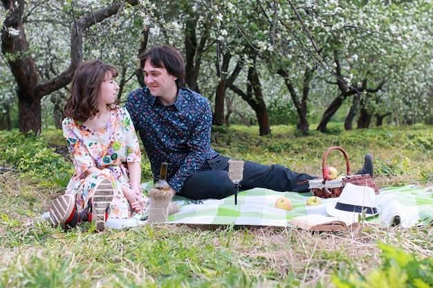 Jovem casal em encontro no parque primavera ao ar livre