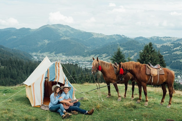 Jovem casal em férias de acampamento nas montanhas.