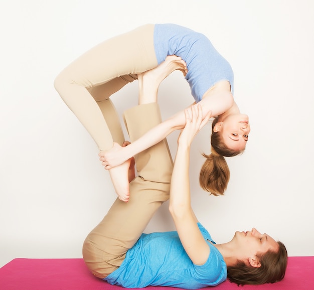 Jovem casal em pose de ioga, família feliz