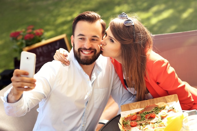 jovem casal em restaurante