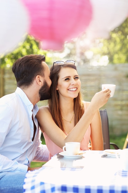 jovem casal em restaurante