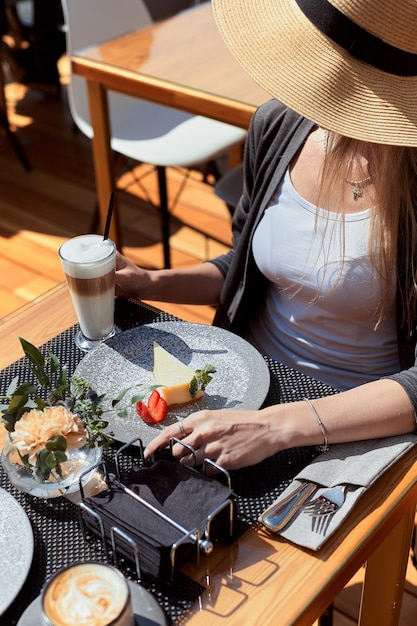 Jovem casal em um café comendo café e sobremesa