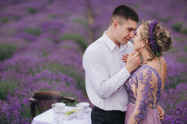 Foto jovem casal em um campo de lavanda