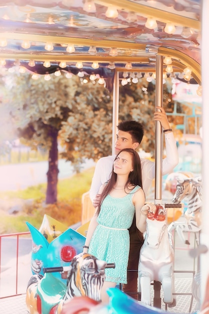Foto jovem casal em um encontro no parque da feira