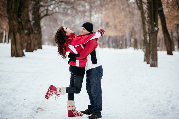 Jovem casal em um parque no inverno